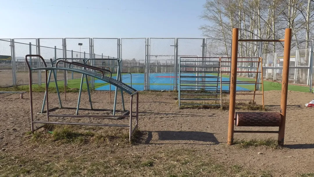 Bare paralele la Outdoor Gym in 1-й микрорайон, Краснокаменск – fotografia 2 din 8