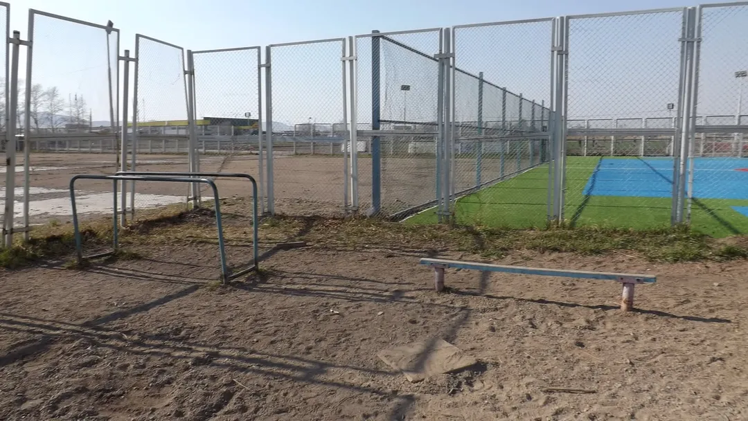 Bare paralele la Outdoor Gym in 1-й микрорайон, Краснокаменск – fotografia 5 din 8