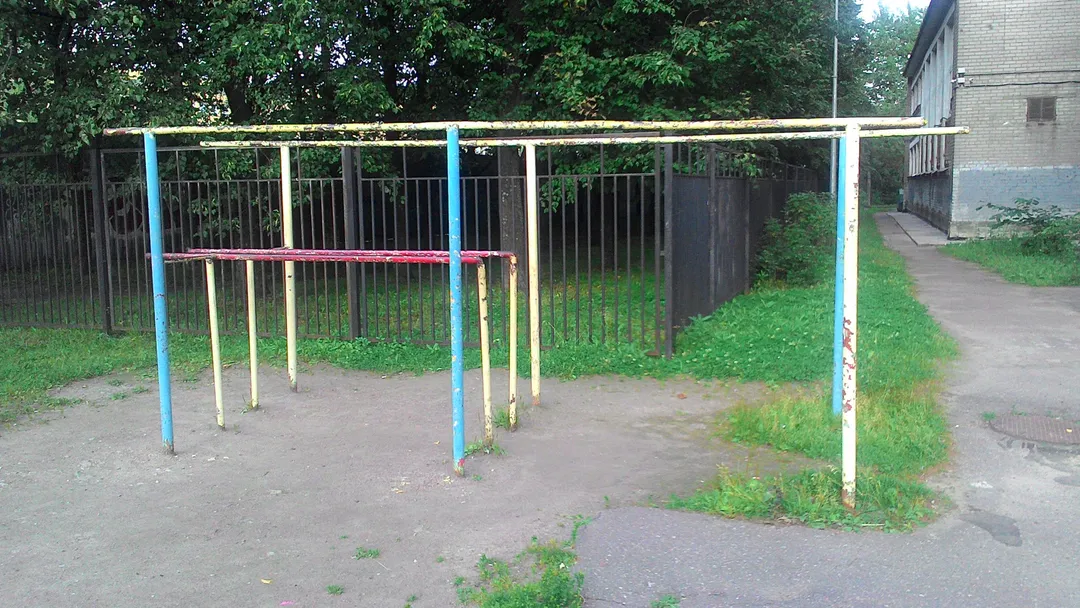 Sbarra per trazioni presso Calisthenics Park at проспект Ленина, Колпино – foto 3 di 3