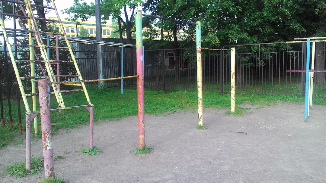 Parallele presso Calisthenics Park at проспект Ленина, Колпино – foto 2 di 3