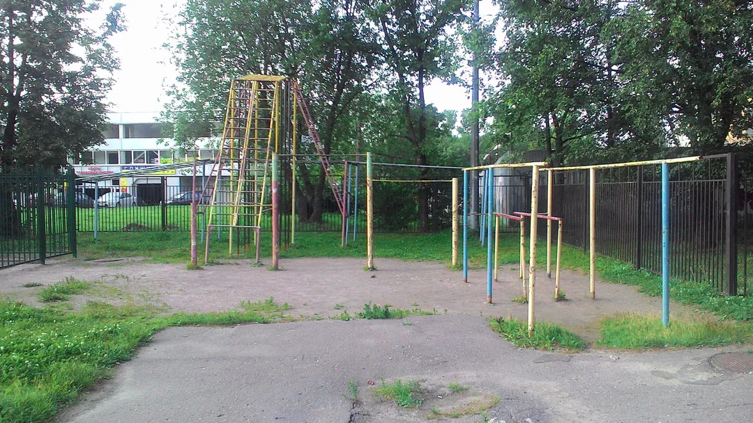 Sbarra per trazioni presso Calisthenics Park at проспект Ленина, Колпино – foto 1 di 3