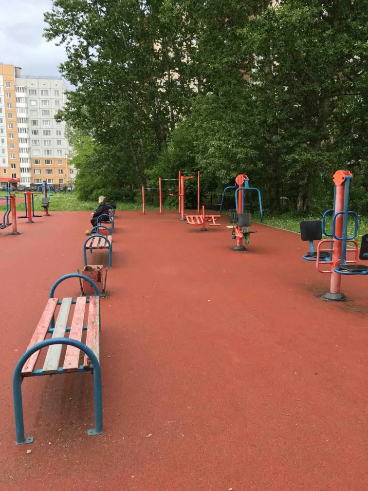 Sbarra per trazioni presso Calisthenics Park at Детско-юношеская спортивная школа олимпийского резерва Кировского района, Санкт-Петербург – foto 1 di 1