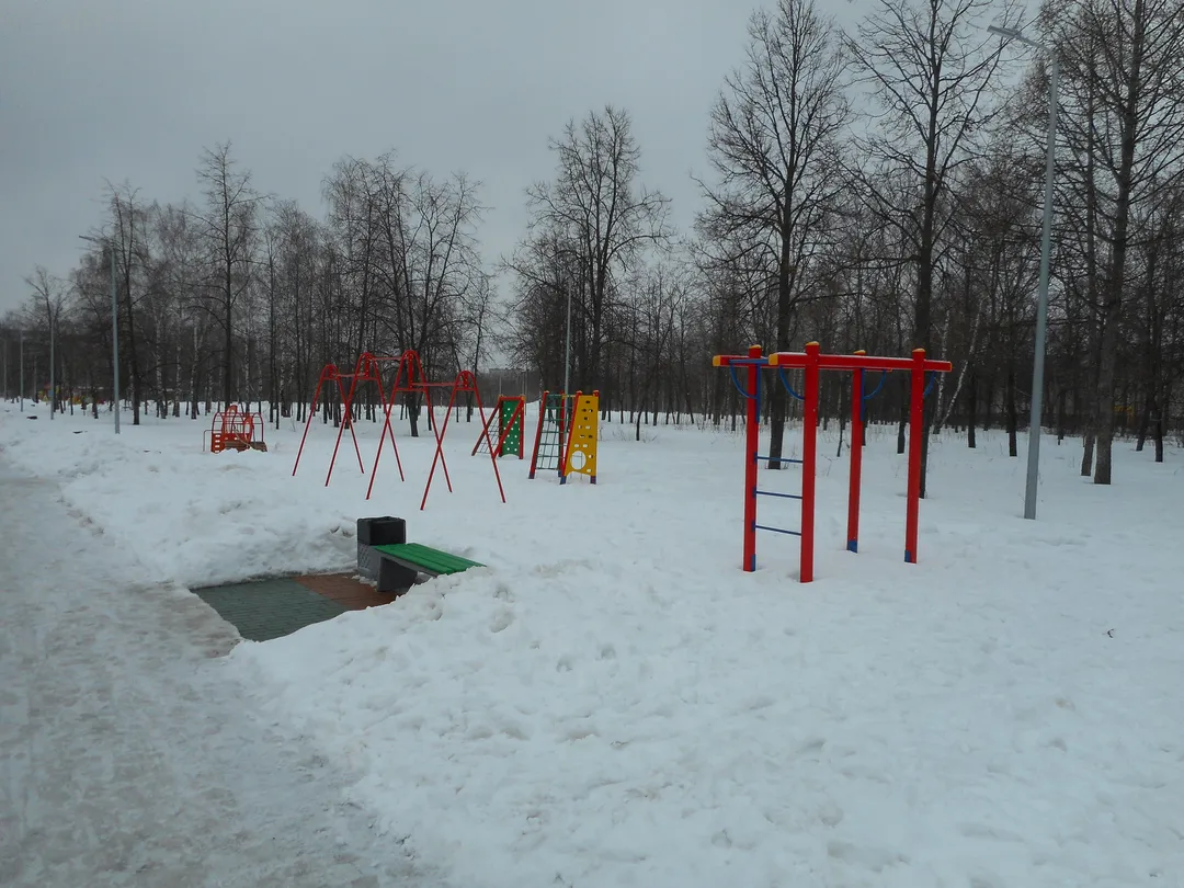 Barres parallèles à Calisthenics Park at улица Революции, Дзержинск – photo 2 sur 2