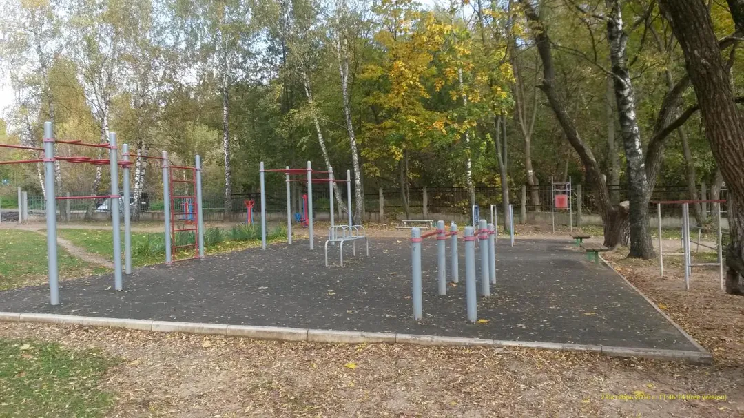 Bare paralele la Calisthenics Park at Полёт, Лыткарино – fotografia 2 din 3
