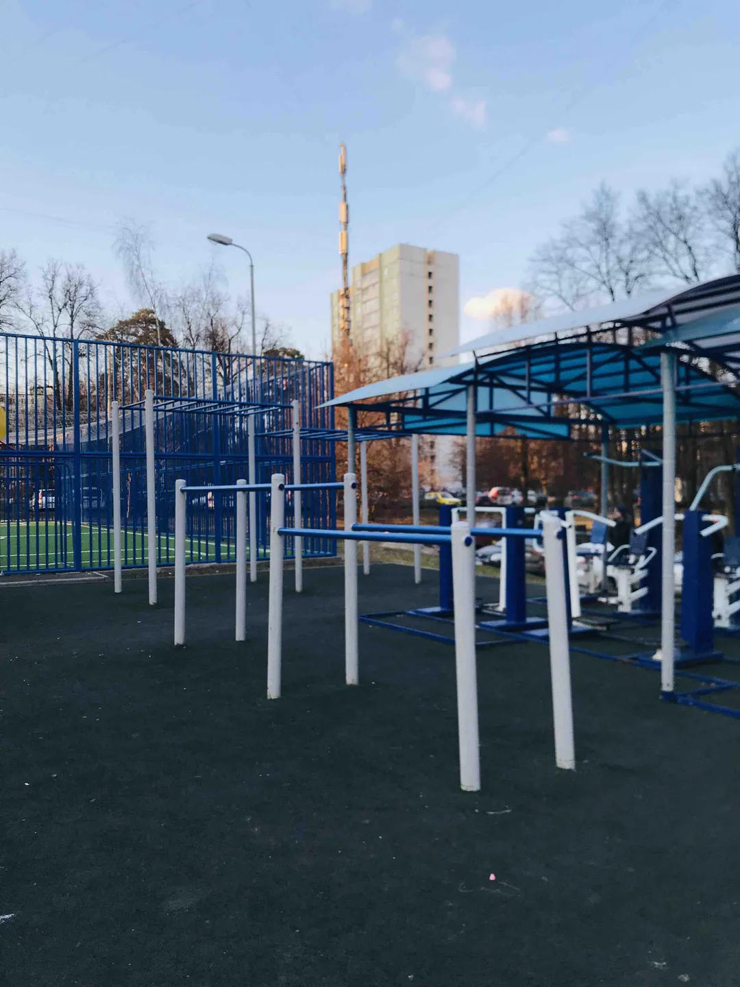 Parallele presso Calisthenics Park at улица Красного Маяка, Москва #wp2433 – foto 2 di 3