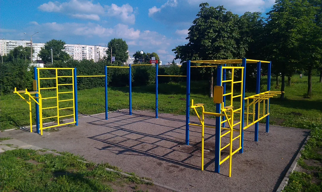 Bare paralele la Calisthenics Park at проспект Тракторобудівників, Харків – fotografia 2 din 3