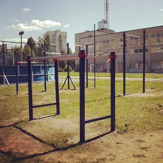 Sbarra per trazioni presso Calisthenics Park at Пензенский бульвар, Ульяновск – foto 1 di 1