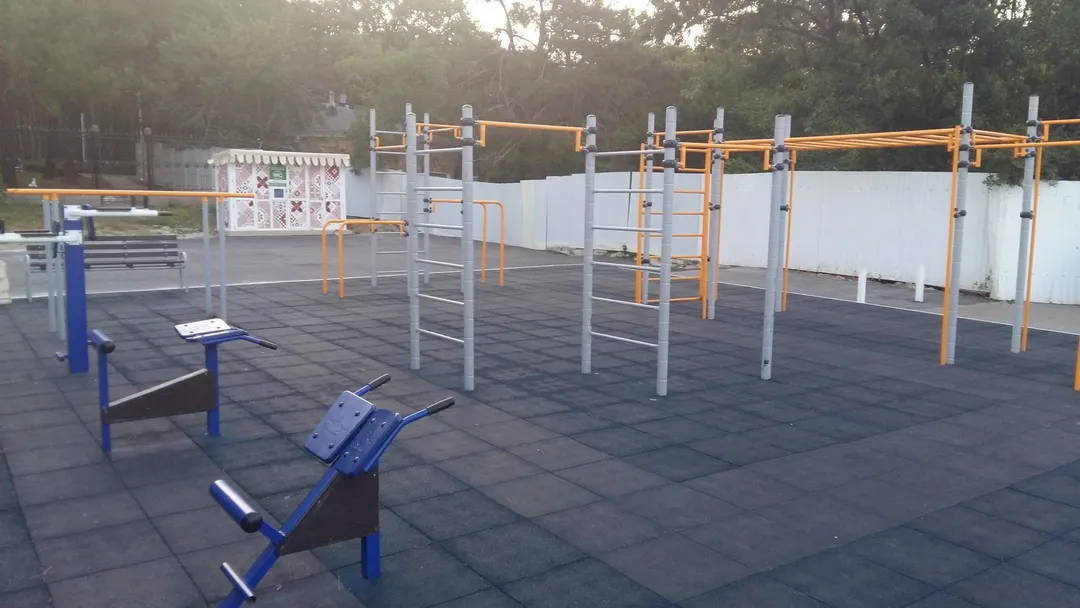 Parallele presso Calisthenics Park at Приморский бульвар, Геленджик – foto 2 di 2