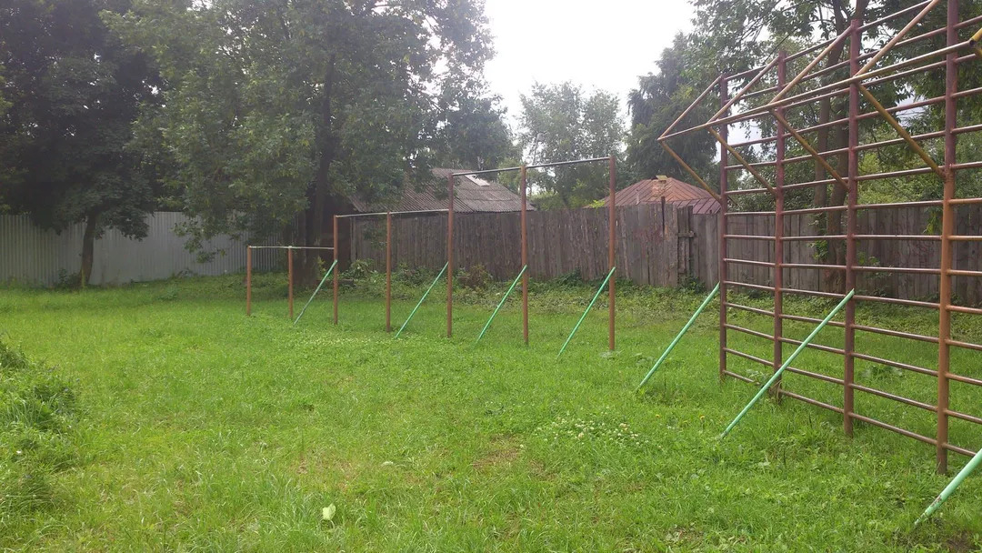 Бруси на майданчику Calisthenics Park at Интернациональная улица, Шацк – фото 2 з 4