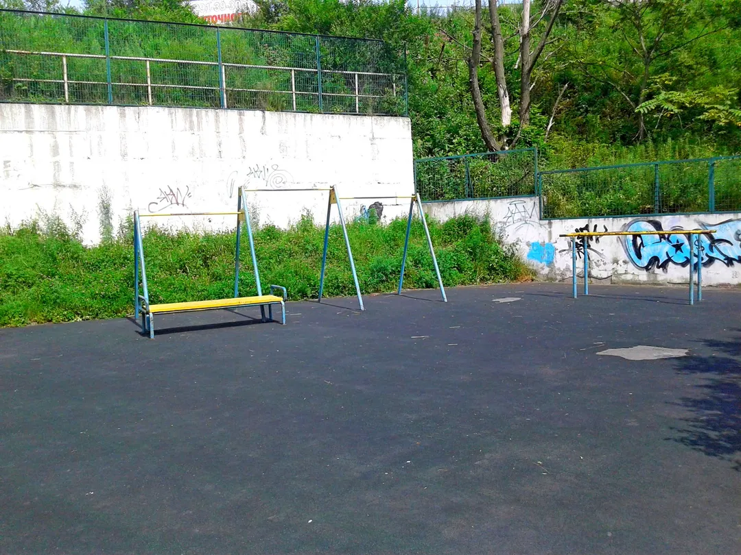 Sbarra per trazioni presso Calisthenics Park at улица Адмирала Кузнецова, Владивосток – foto 1 di 4