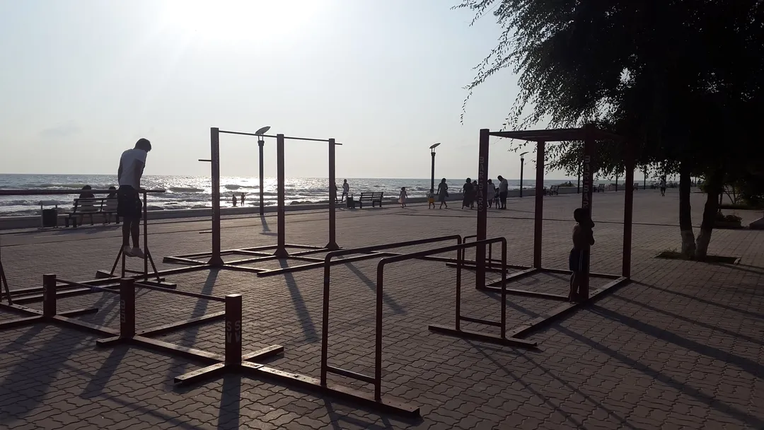 Бруси на майданчику Calisthenics Park at Приморский бульвар, Ақтау – фото 2 з 2