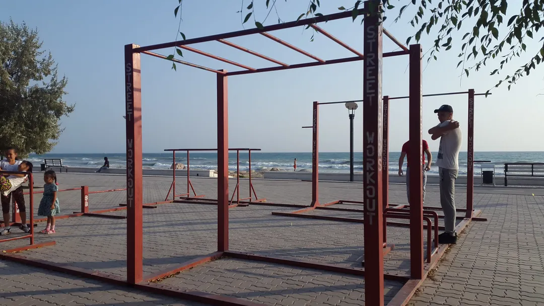 Турнік на майданчику Calisthenics Park at Приморский бульвар, Ақтау – фото 1 з 2