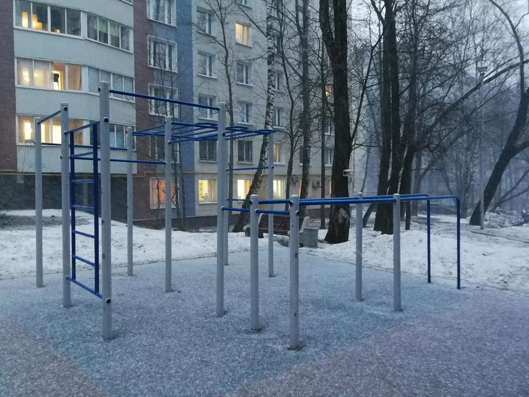 Barre de traction à Calisthenics Park at Нахимовский проспект, Москва #wp2477 – photo 1 sur 2
