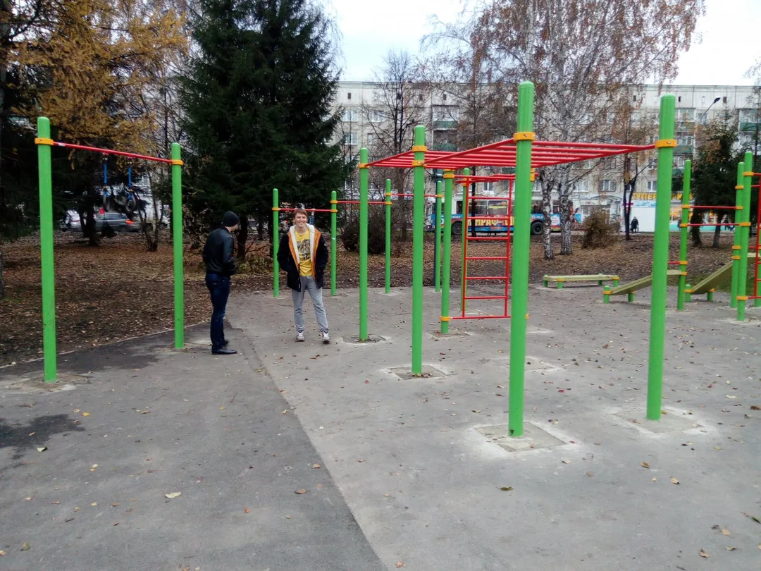 Bare paralele la Calisthenics Park at бульвар Строителей, Кемерово #wp2478 – fotografia 2 din 3
