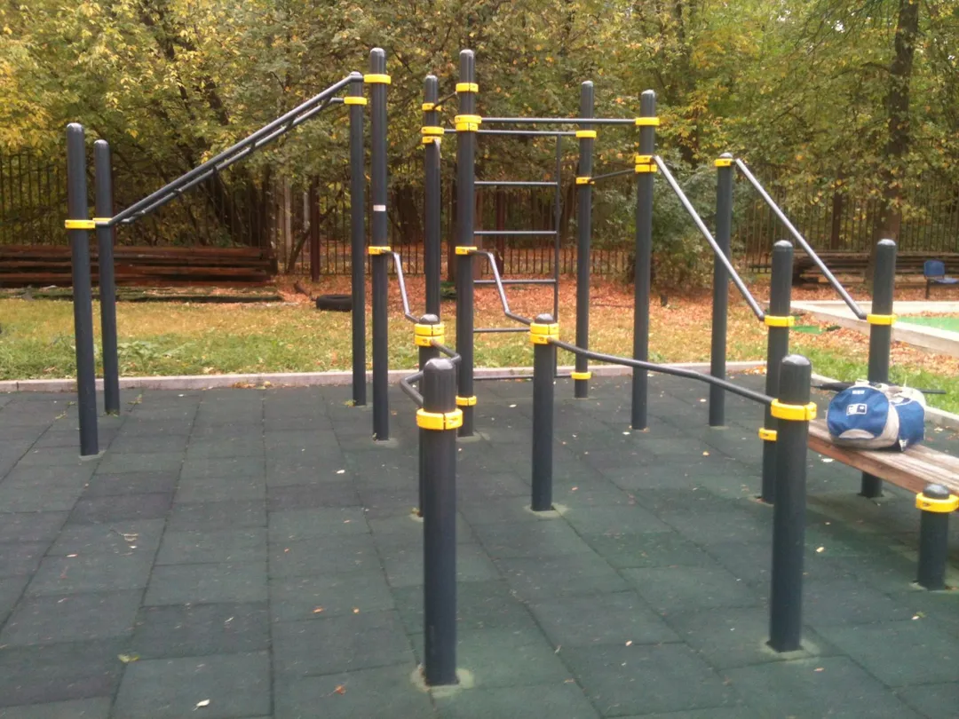 Bară de tracțiuni la Calisthenics Park at Большая Филёвская улица, Москва #wp2481 – fotografia 1 din 1