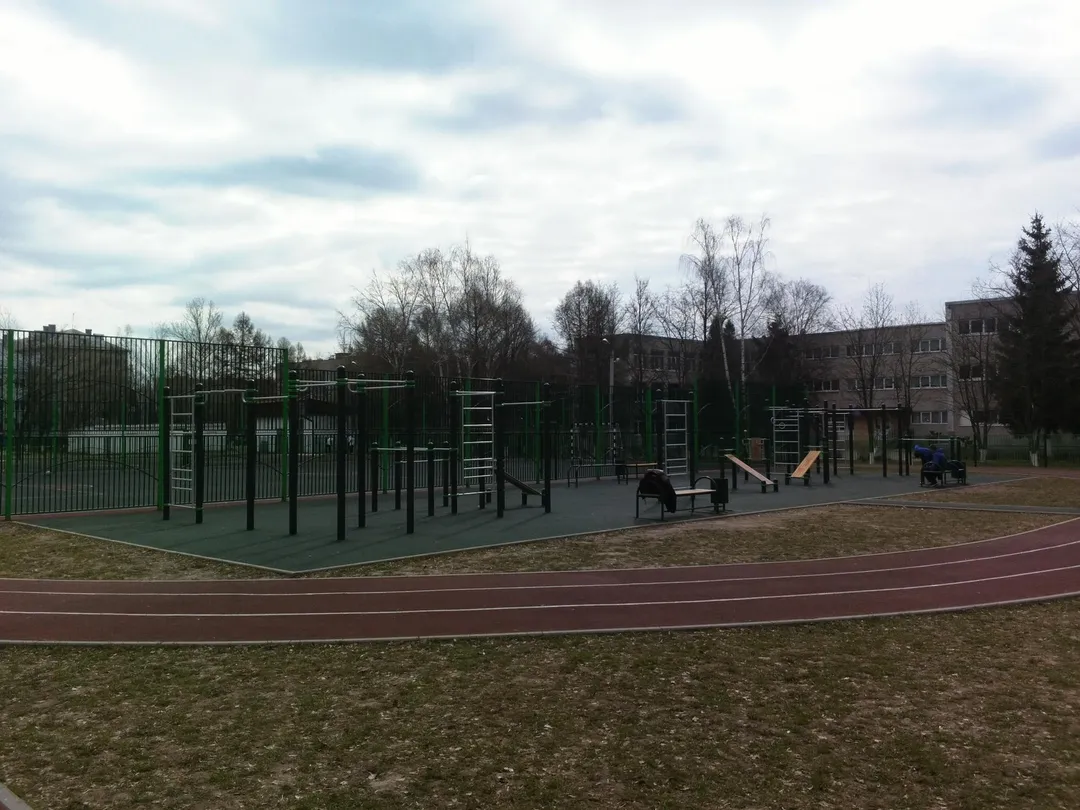 Sbarra per trazioni presso Calisthenics Park at Зелёная улица, Домодедово – foto 1 di 4