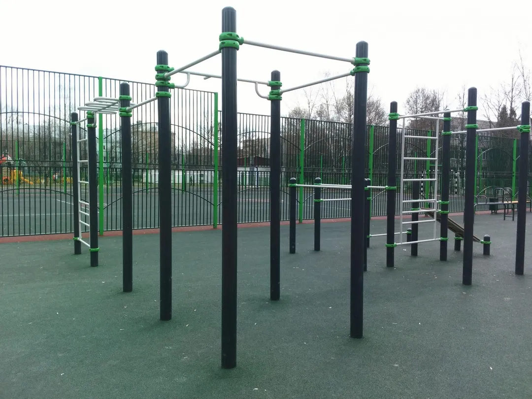 Parallele presso Calisthenics Park at Зелёная улица, Домодедово – foto 2 di 4