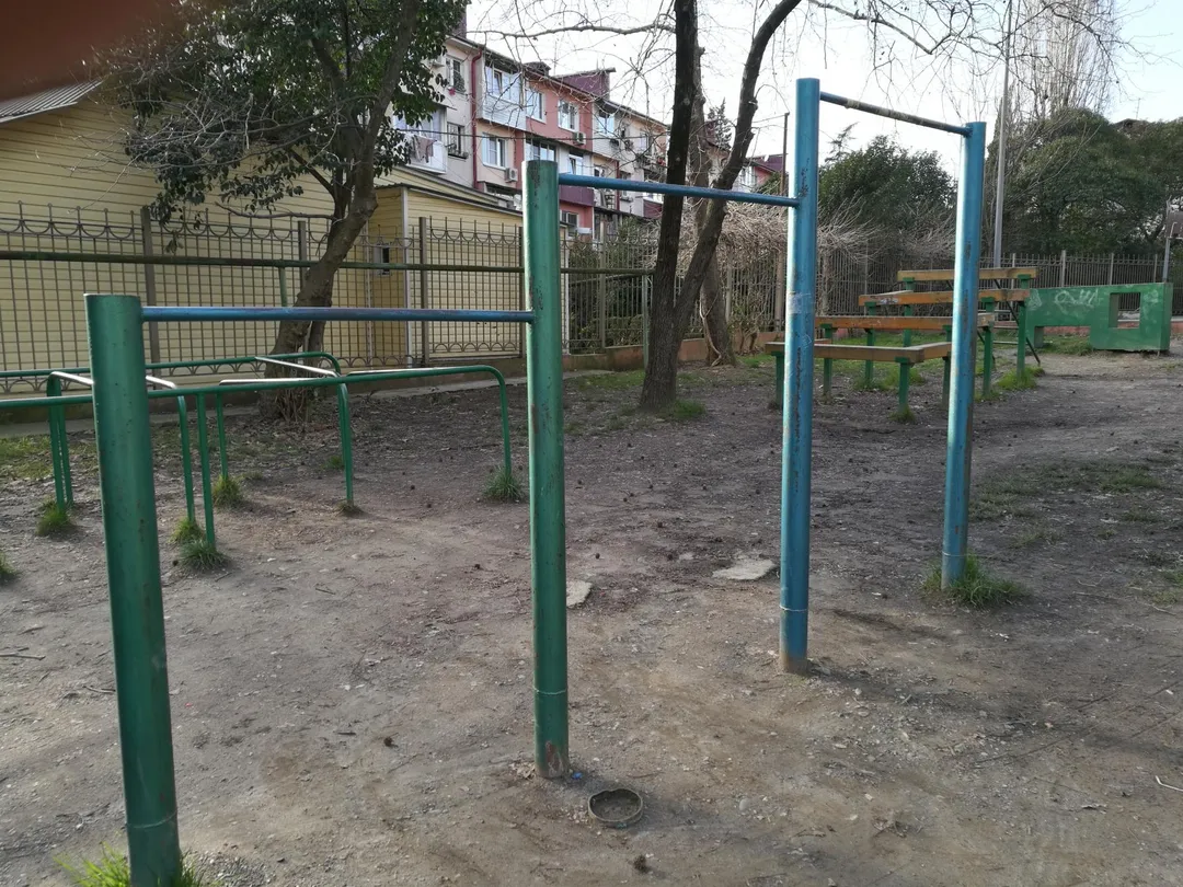 Sbarra per trazioni presso Calisthenics Park at улица Чехова, Сочи – foto 3 di 4