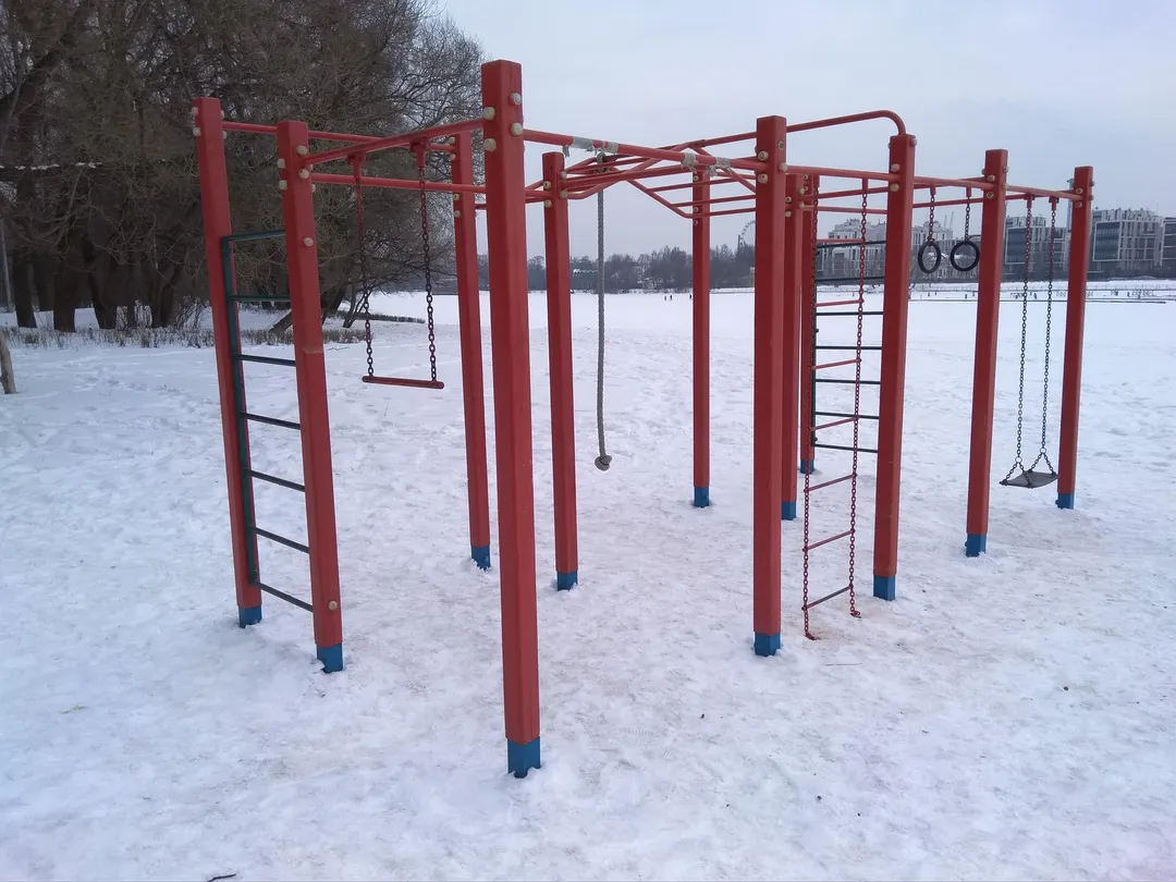 Sbarra per trazioni presso Calisthenics Park at набережная Мартынова, Санкт-Петербург – foto 1 di 5