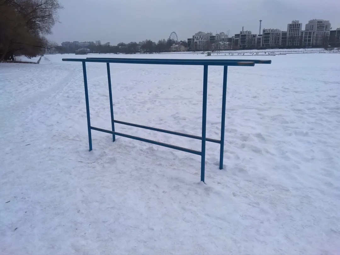 Parallele presso Calisthenics Park at набережная Мартынова, Санкт-Петербург – foto 2 di 5