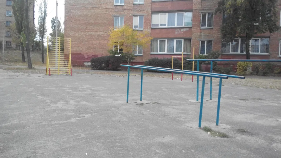 Bare paralele la Calisthenics Park at Празька вулиця, Київ – fotografia 2 din 2