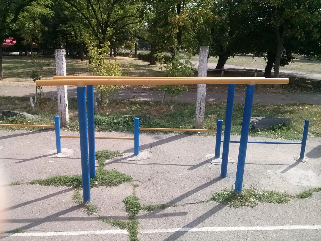 Barres parallèles au sol à Calisthenics Park at Південний провулок, Миколаїв – photo 3 sur 6