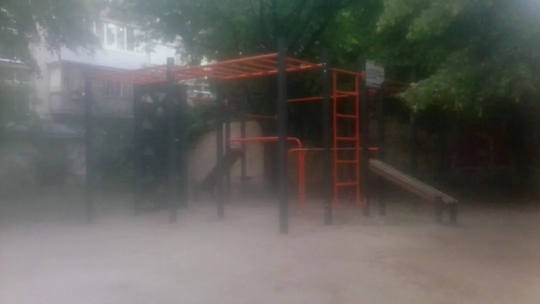 Bară de tracțiuni la Calisthenics Park at Межигірська вулиця, Київ #wp2491 – fotografia 1 din 1