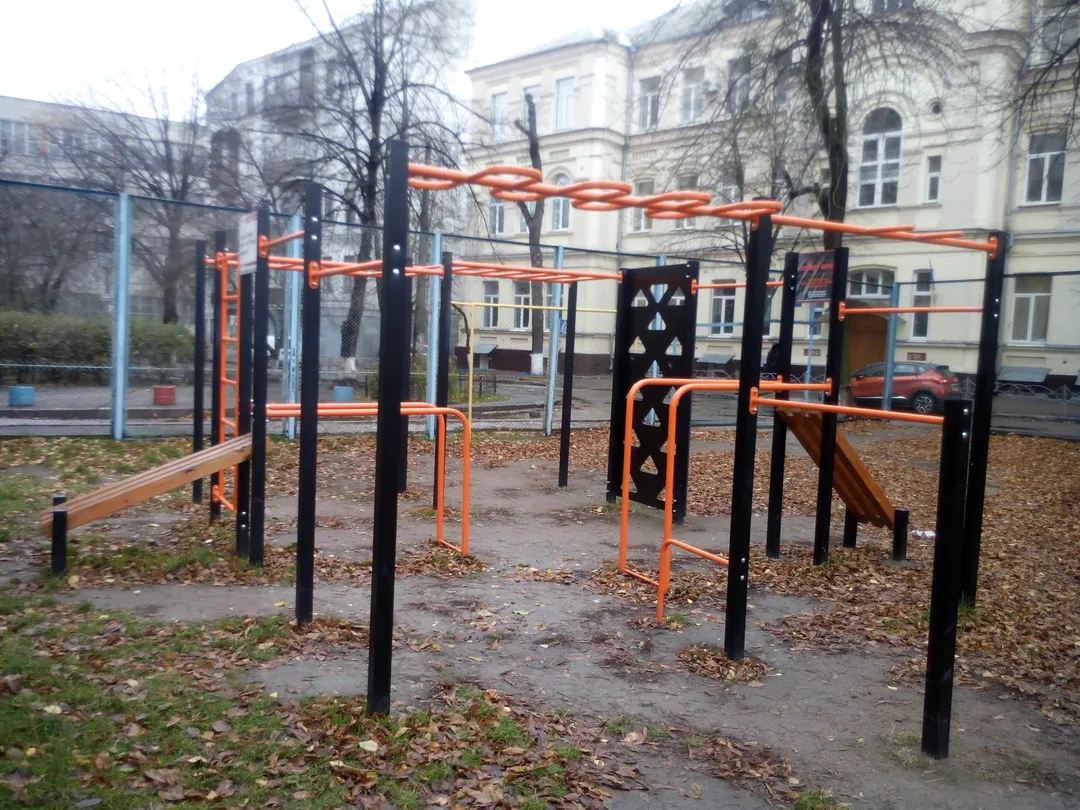 Bare paralele la Calisthenics Park at Бутишів провулок, Київ – fotografia 2 din 3