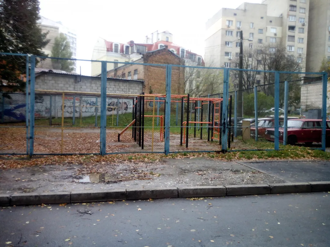 Bară de tracțiuni la Calisthenics Park at Бутишів провулок, Київ – fotografia 1 din 3