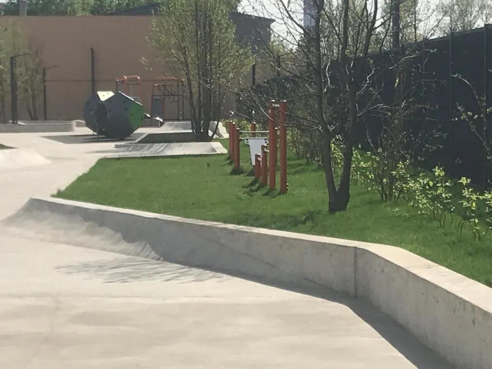 Parallele presso Calisthenics Park at улица Газопровод, Москва – foto 2 di 3