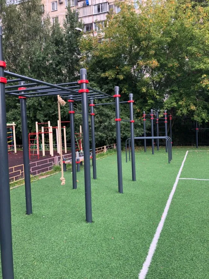 Barres parallèles à Calisthenics Park at Профсоюзная улица (дублёр), Москва – photo 2 sur 2