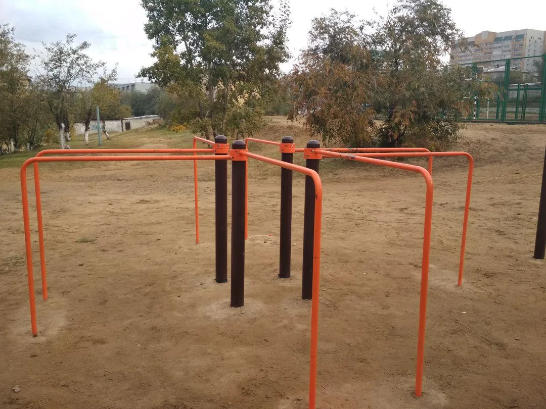 Panca per addominali presso Calisthenics Park at Белорусская улица, Чита – foto 4 di 6