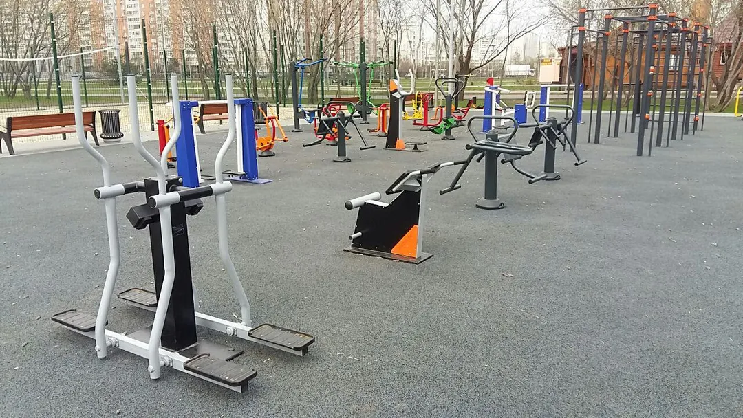 Bare paralele la Calisthenics Park at улица Марьинский Парк, Москва #wp2501 – fotografia 13 din 13