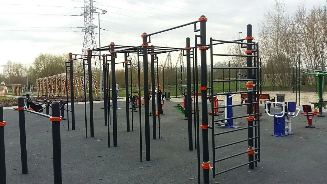 Bare paralele la Calisthenics Park at улица Марьинский Парк, Москва #wp2501 – fotografia 2 din 13