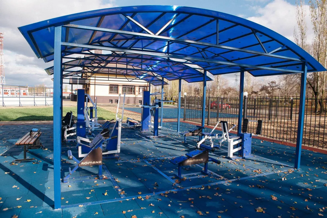 Parallele presso Calisthenics Park at Многофункциональная спортивная площадка, Нововоронеж – foto 2 di 2