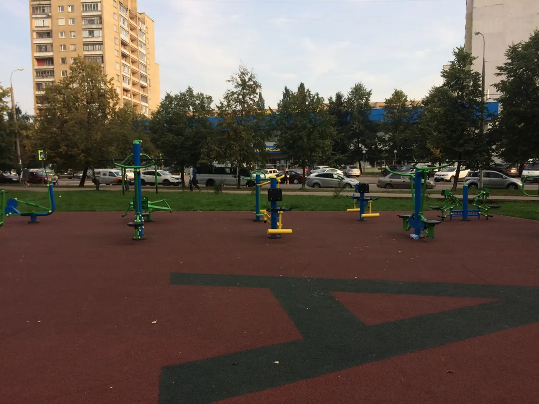 Bauchbank bei Calisthenics Park at Лебедянская улица, Москва – Foto 5 von 5
