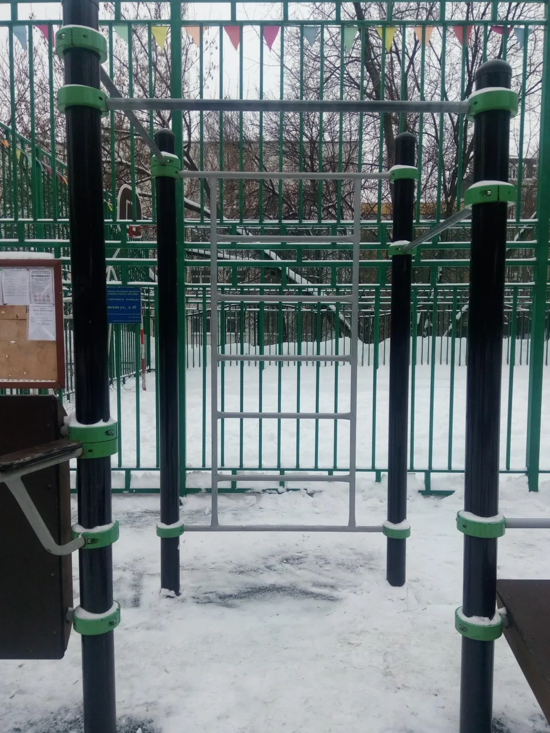 Bară de tracțiuni la Calisthenics Park at Ольховская улица, Москва – fotografia 6 din 6