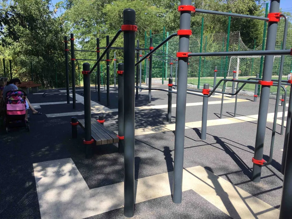 Bare paralele la Calisthenics Park at улица Цезаря Куникова, Ростов-на-Дону – fotografia 2 din 4