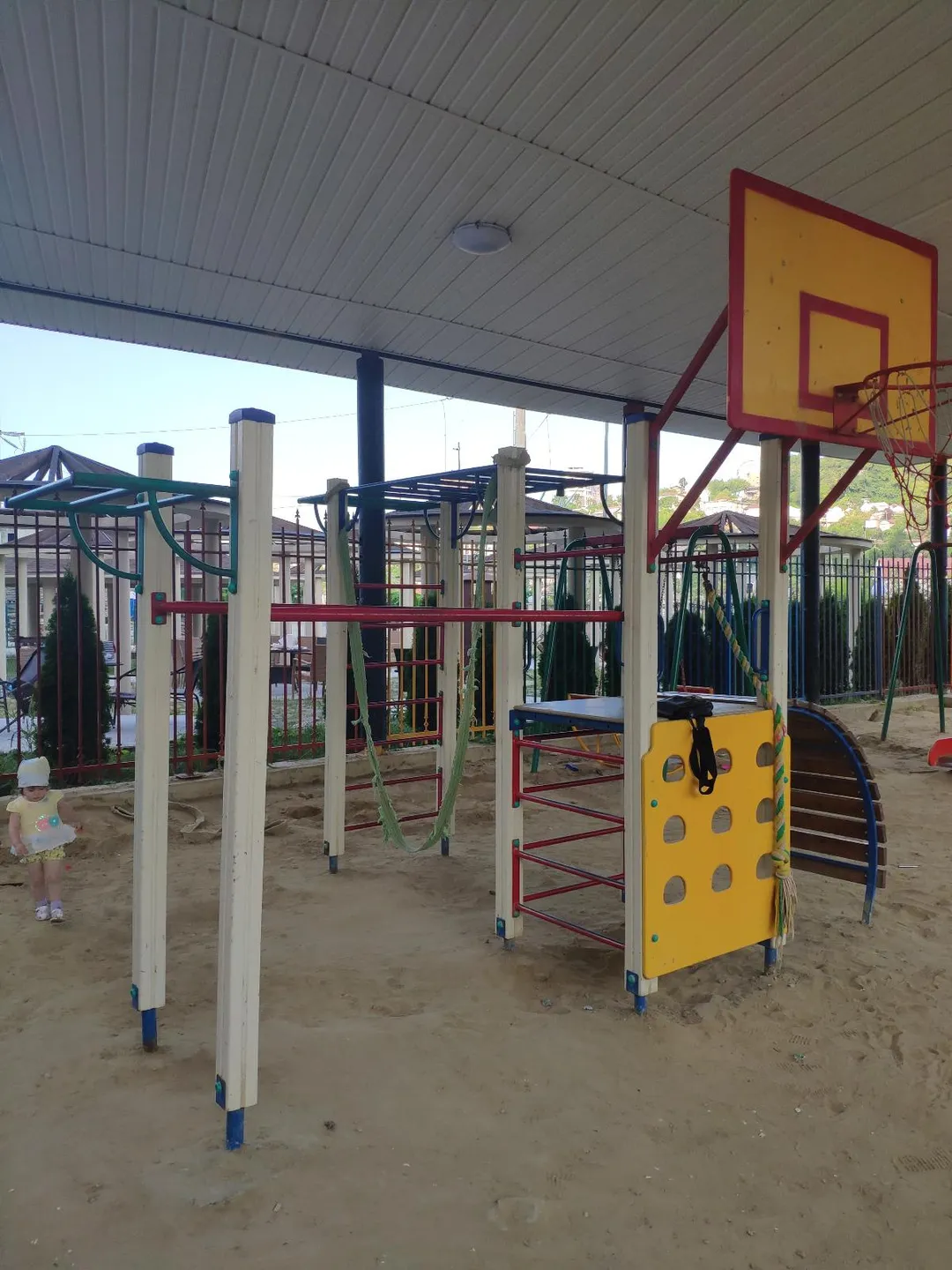 Parallele presso Calisthenics Park at улица Лысая Гора, Сочи – foto 2 di 4
