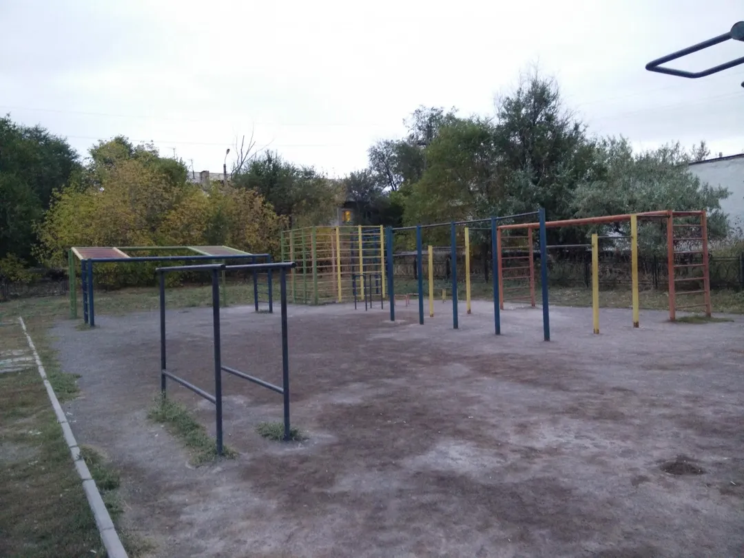 Barren bei Calisthenics Park at улица Белинского, Қарағанды қаласының әкімшілігі – Foto 2 von 3