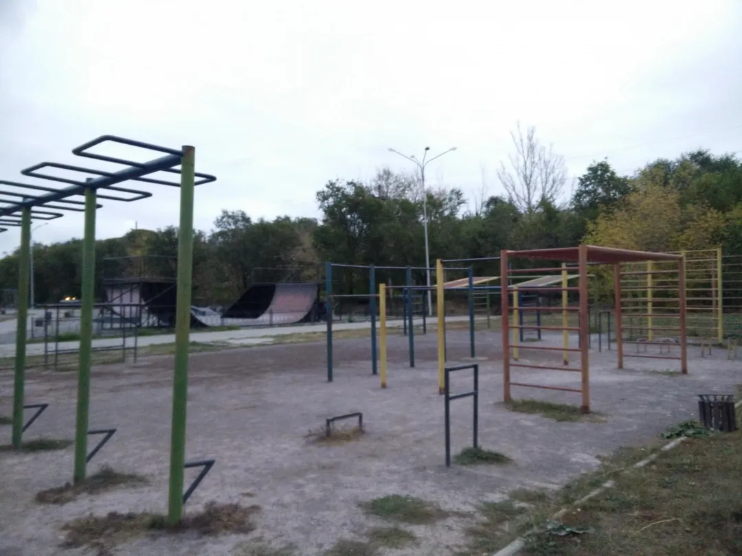Klimmzugstange bei Calisthenics Park at улица Белинского, Қарағанды қаласының әкімшілігі – Foto 1 von 3