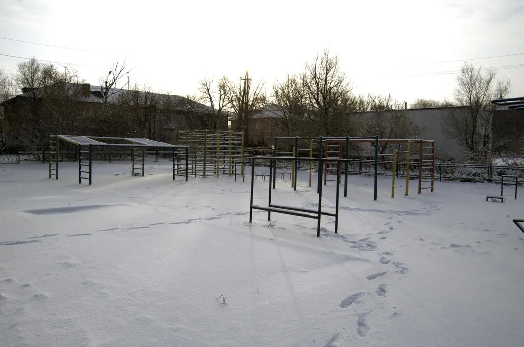 Hangelstange bei Calisthenics Park at улица Белинского, Қарағанды қаласының әкімшілігі – Foto 3 von 3