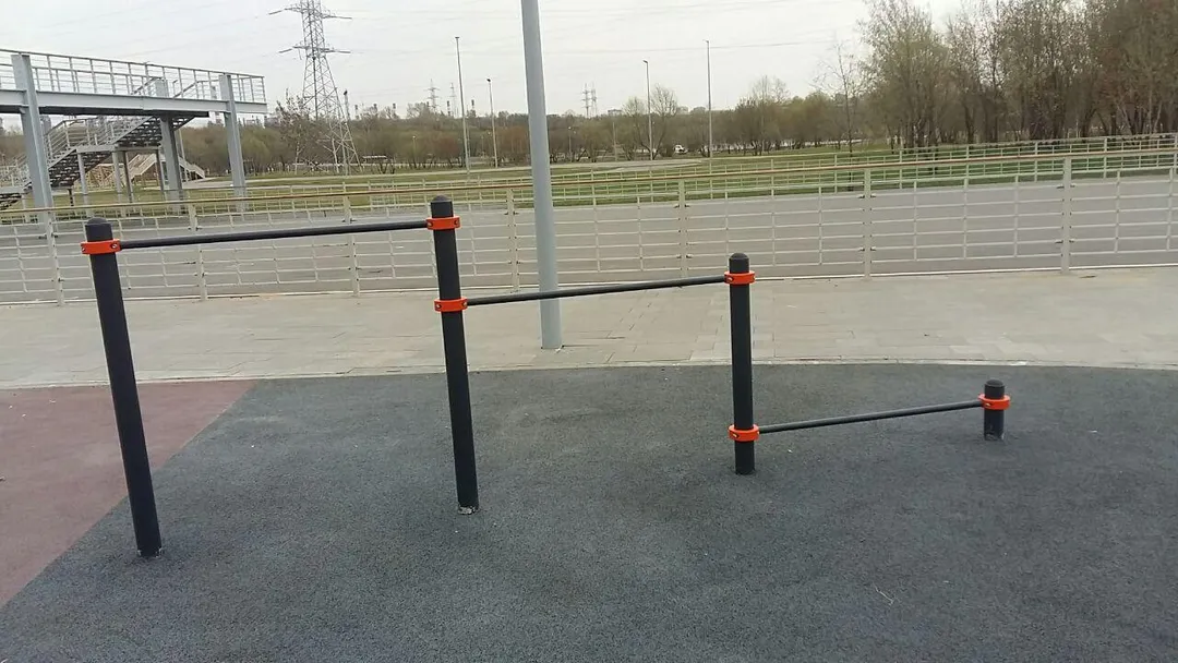 Низькі бруси на майданчику Calisthenics Park at улица Марьинский Парк, Москва #wp2531 – фото 4 з 10