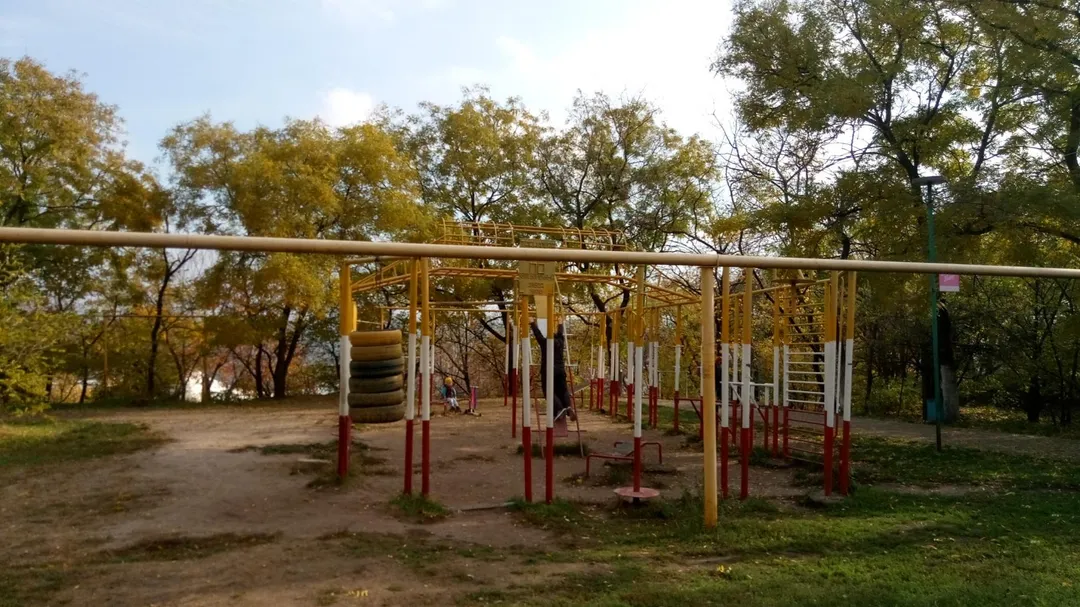 Barres parallèles au sol à Calisthenics Park at Французький бульвар, Одеса #wp2532 – photo 2 sur 2