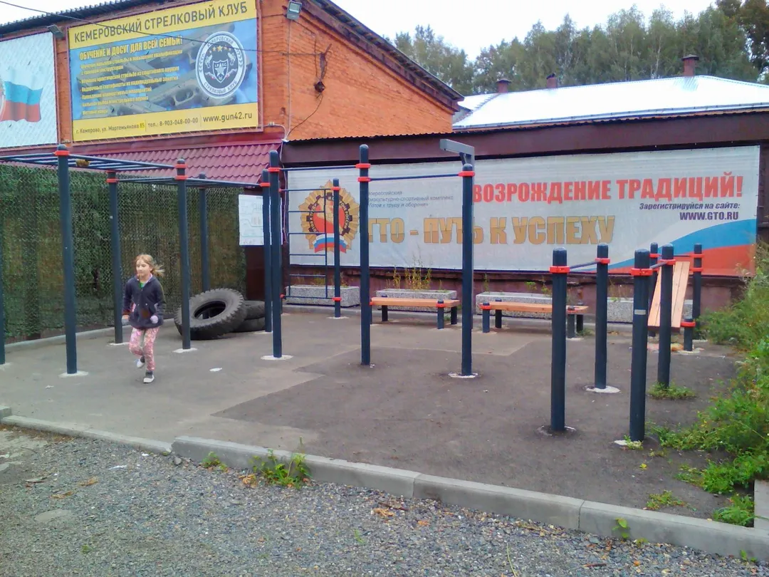 Bare paralele la Calisthenics Park at Комсомольская улица, Кемерово – fotografia 2 din 2