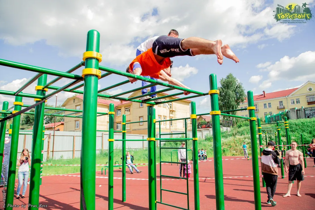 Sbarra per trazioni presso Calisthenics Park at Экстрим-парк "Горизонт", Берёзовский – foto 1 di 1