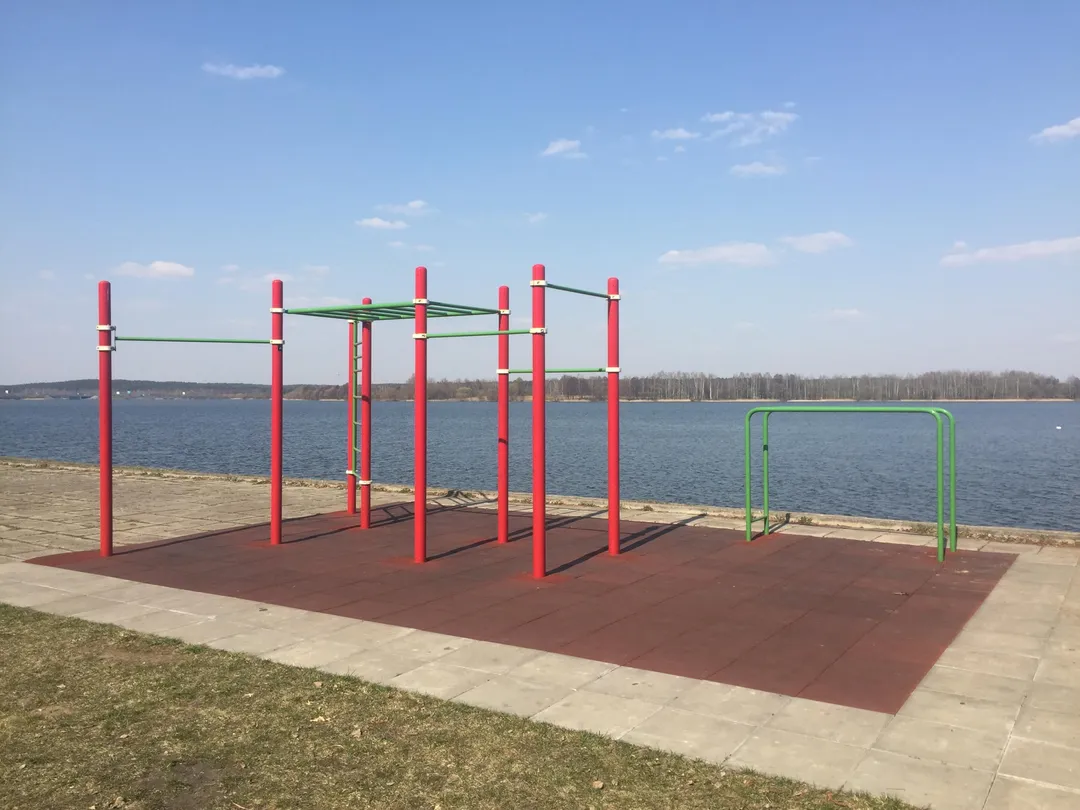 Bare paralele la Calisthenics Park at праезд Веснінка, Мінск – fotografia 2 din 2