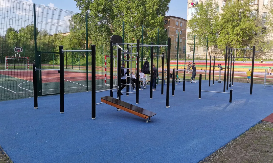 Sbarra per trazioni presso Calisthenics Park at улица Иванова, городской округ Новосибирск – foto 1 di 4