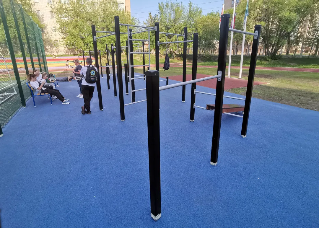 Parallele presso Calisthenics Park at улица Иванова, городской округ Новосибирск – foto 2 di 4