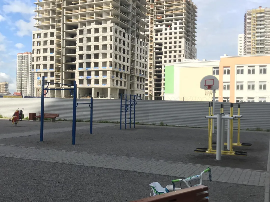 Sbarra per trazioni presso Calisthenics Park at улица Михаила Дудина, Парголово – foto 1 di 3